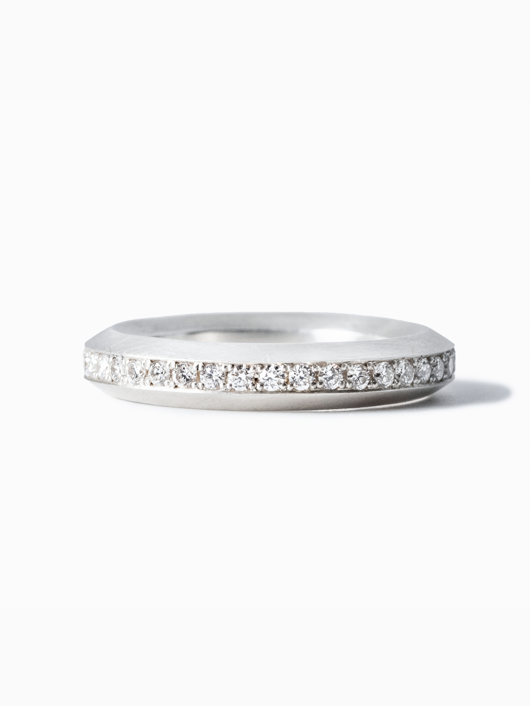 Rokka 1 Row Diamond Ring正面画像（ラボグロウンダイヤモンドと都市鉱山由来のSV925のリング）