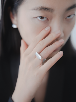 Reshine scratch ring 30 labgrowndiamondsのモデル着用画像（ラボグロウンダイヤモンドと都市鉱山由来のSV925リング）
