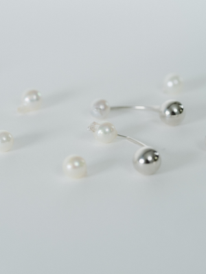 Reshine ball long earrings with Akoya (pair)の撮影画像（都市鉱山由来の真円とアコヤ真珠のイヤリング）