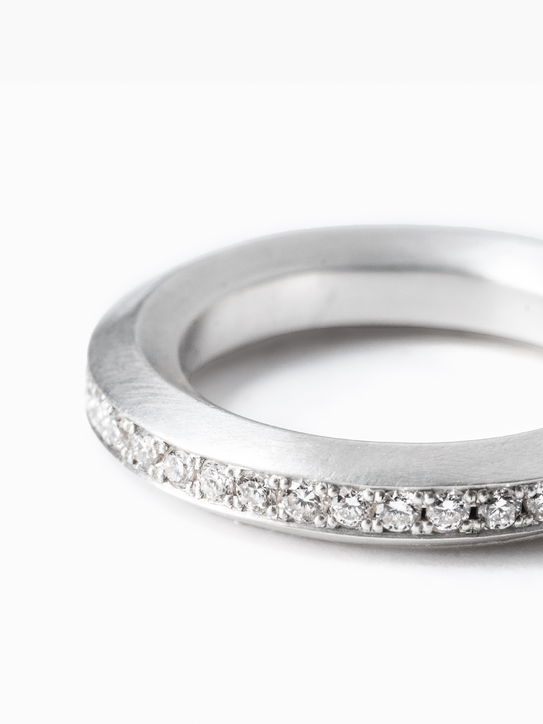 Rokka 1 Row Diamond Ring拡大画像（ラボグロウンダイヤモンドと都市鉱山由来のSV925のリング）