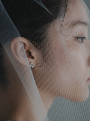  Fluid diamond earrings (pair)モデル横向き画像（ラボグロウンダイヤモンドのイヤリング）