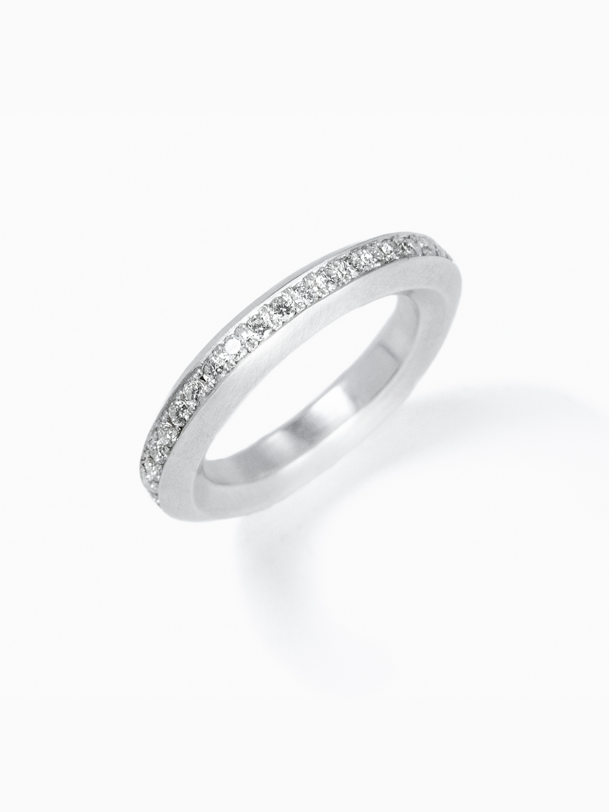 Rokka 1 Row Diamond Ring上向き画像（ラボグロウンダイヤモンドと都市鉱山由来のSV925のリング）