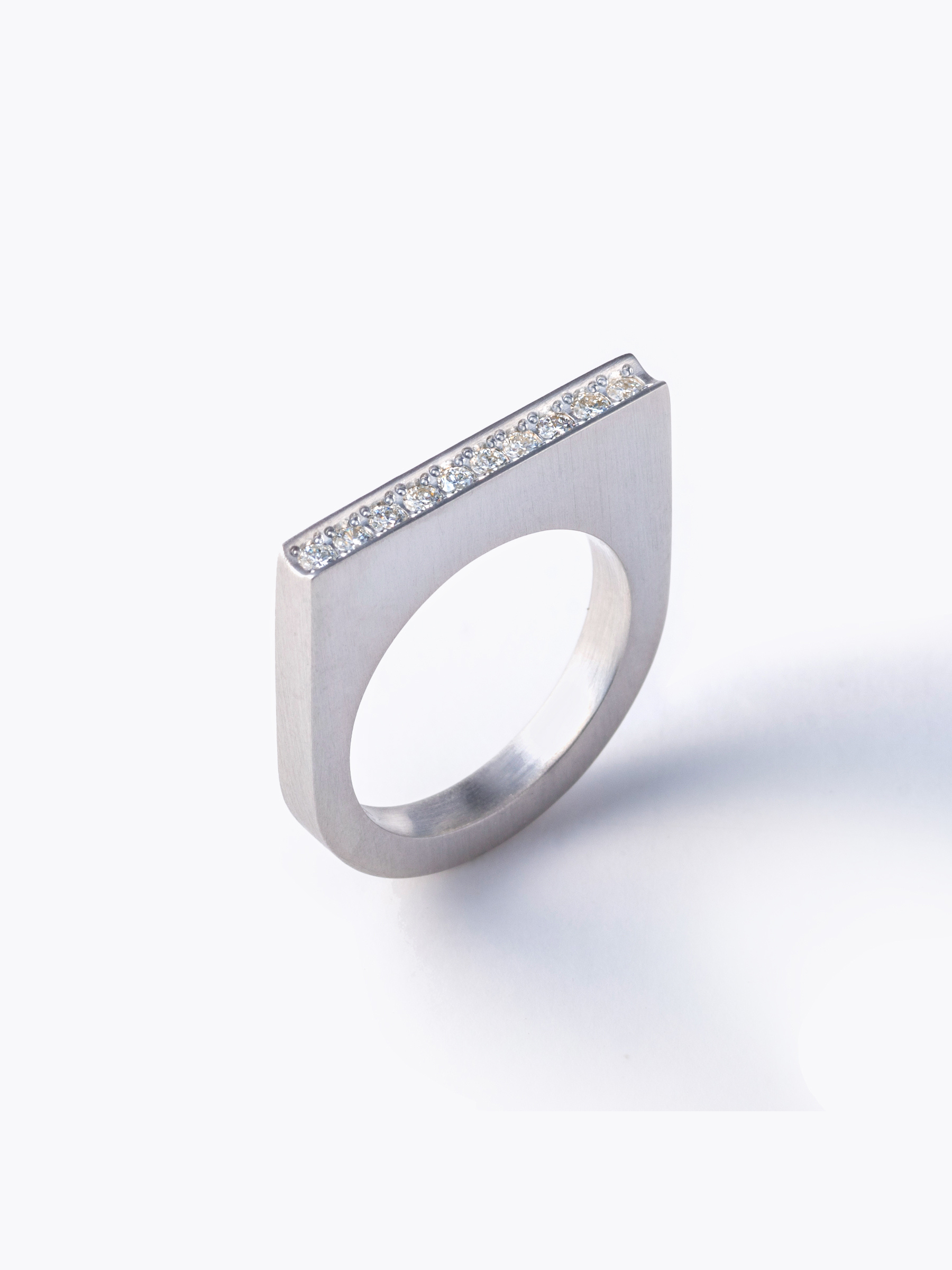 Reshine scratch ring 10 labgrowndiamondsの上向き画像(ラボグロウンダイヤモンドと都市鉱山由来のSV925のリング)