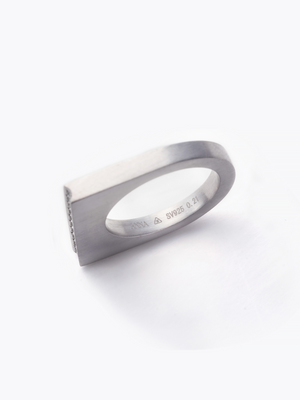 Reshine scratch ring 10 labgrowndiamondsの側面全体画像（ラボグロウンダイヤモンドと都市鉱山由来のSV925のリング）