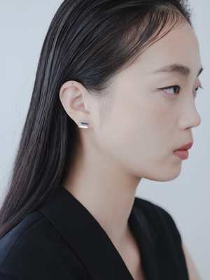 Reshine scratch earrings 6 labgrowndiamonds (Pair)のモデル着用画像（ラボグロウンダイヤモンドと都市鉱山由来のSV925のイヤリング）
