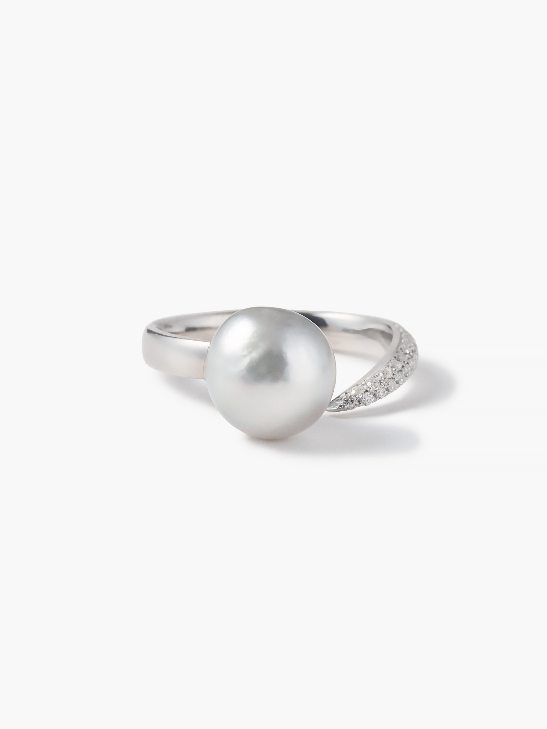 Hug Me Ring with Akoya Pearl (10KWG) 正面画像(ラボグロウンダイヤモンドとアコヤパールのリング)