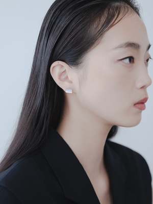 Reshine scratch earrings 30 labgrowndiamonds (Pair)のモデル着用画像（ラボグロウンダイヤモンドと都市鉱山由来のSV925のイヤリング）