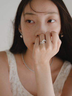 ANNA DIAMONDの[Fluidity of Love]コレクションのモデル着用画像（ラボグロウンダイヤモンドのリング、イヤリング、ネックレス）