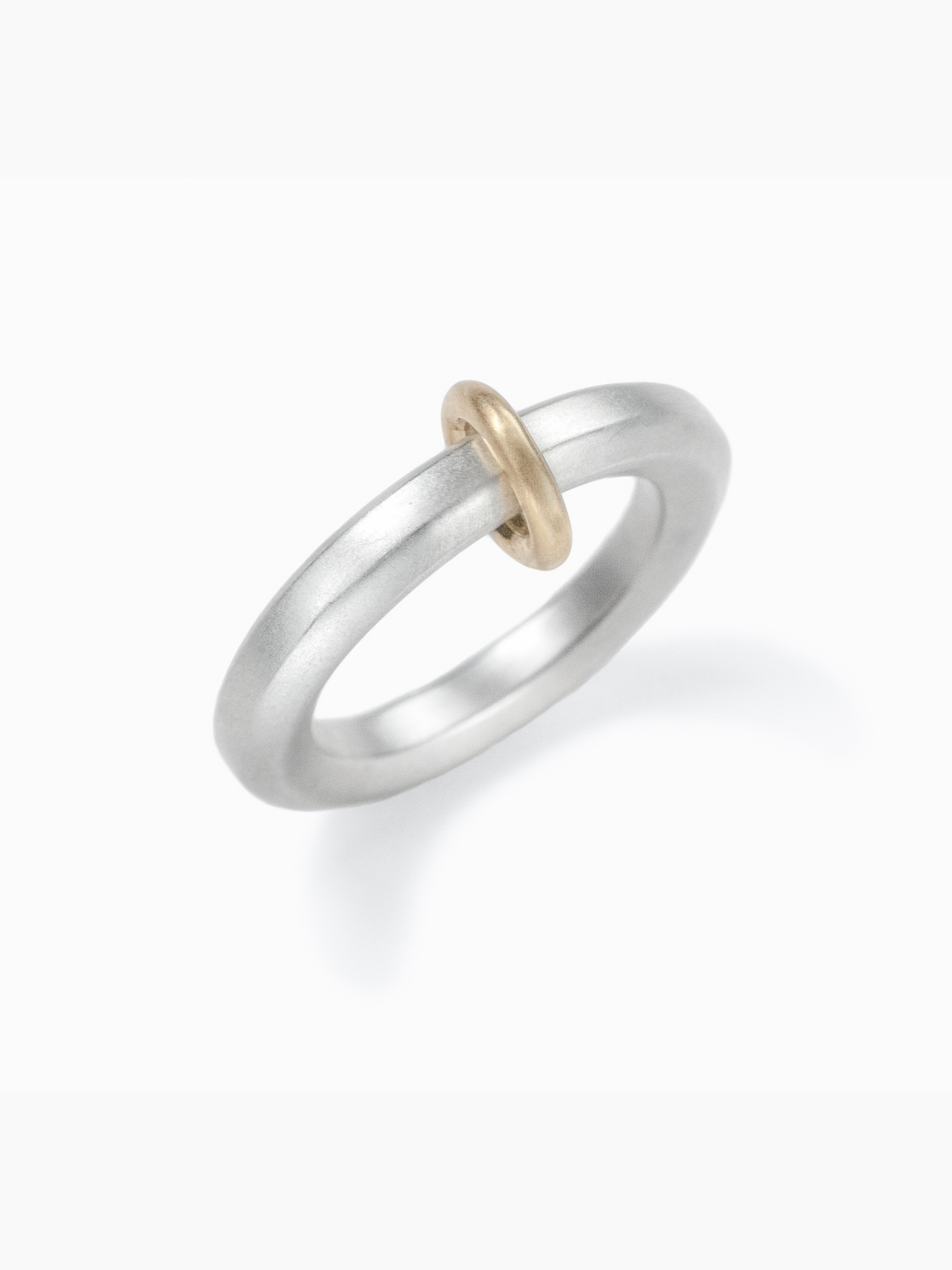 Rokka Ring with Petit Gold "en"上向き画像（ラボグロウンダイヤモンド、都市鉱山由来のSV925、18金イエローゴールド）