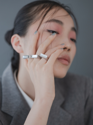 ANNA DIAMONDのSuccesseure Collectionのモデル着用画像（ラボグロウンダイヤモンドと都市鉱山由来のSV925リング）