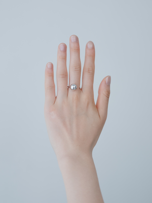 Reshine ball ring labgrowndiamond着用画像（都市鉱山由来の真円とラボグロウンダイヤモンドのリング）