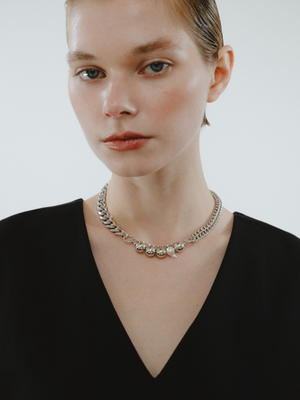 Reshine ball necklaceのモデル着用画像（都市鉱山由来の真円とアコヤ真珠のネックレス）