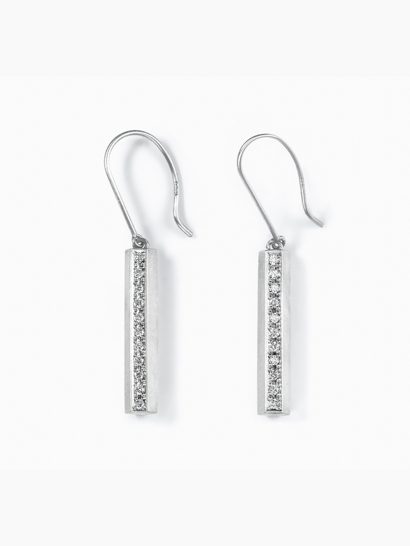 Rokka Bar Pierce正面画像（ラボグロウンダイヤモンドと都市鉱山由来のSV925のピアス）