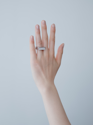 Reshine scratch ring 30 labgrowndiamondsの着用画像（ラボグロウンダイヤモンドと都市鉱山由来のSV925リング）