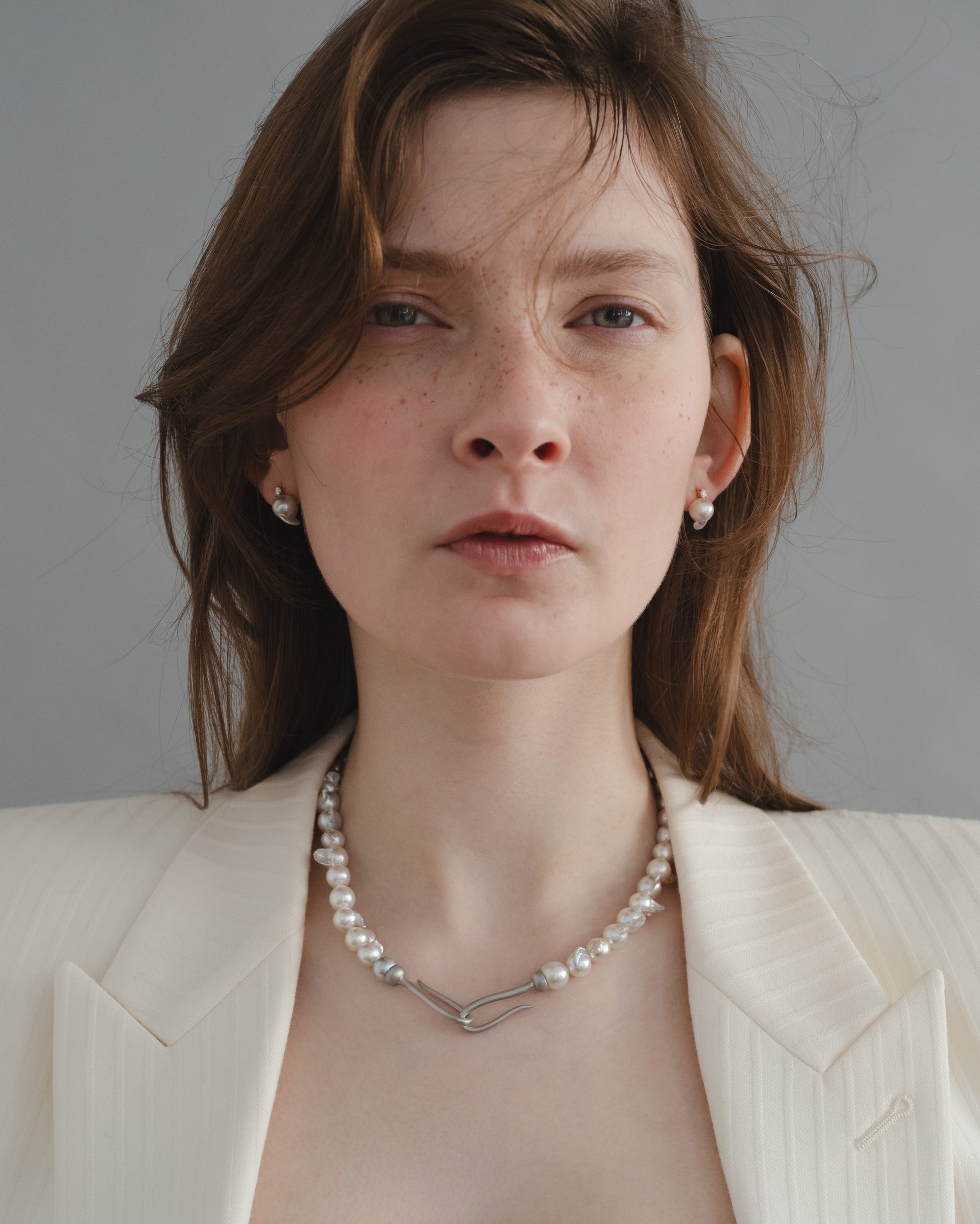 Hug the World Necklace with Akoya Pearls モデル着用画像(アコヤ真珠のネックレス)