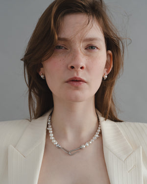 Hug the World Necklace with Akoya Pearls　モデル着用画像（アコヤ真珠のネックレス）