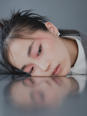 Reshine scratch earrings 30 labgrowndiamonds (Pair)のモデル画像（ラボグロウンダイヤモンドと都市鉱山由来のSV925のイヤリング）