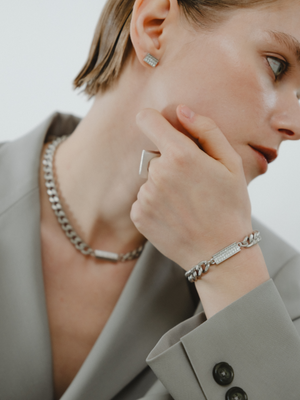 Reshine scratch bracelet 30 labgrowndiamondsのモデル着用画像（ラボグロウンダイヤモンドと都市鉱山由来のSV925のブレスレット）