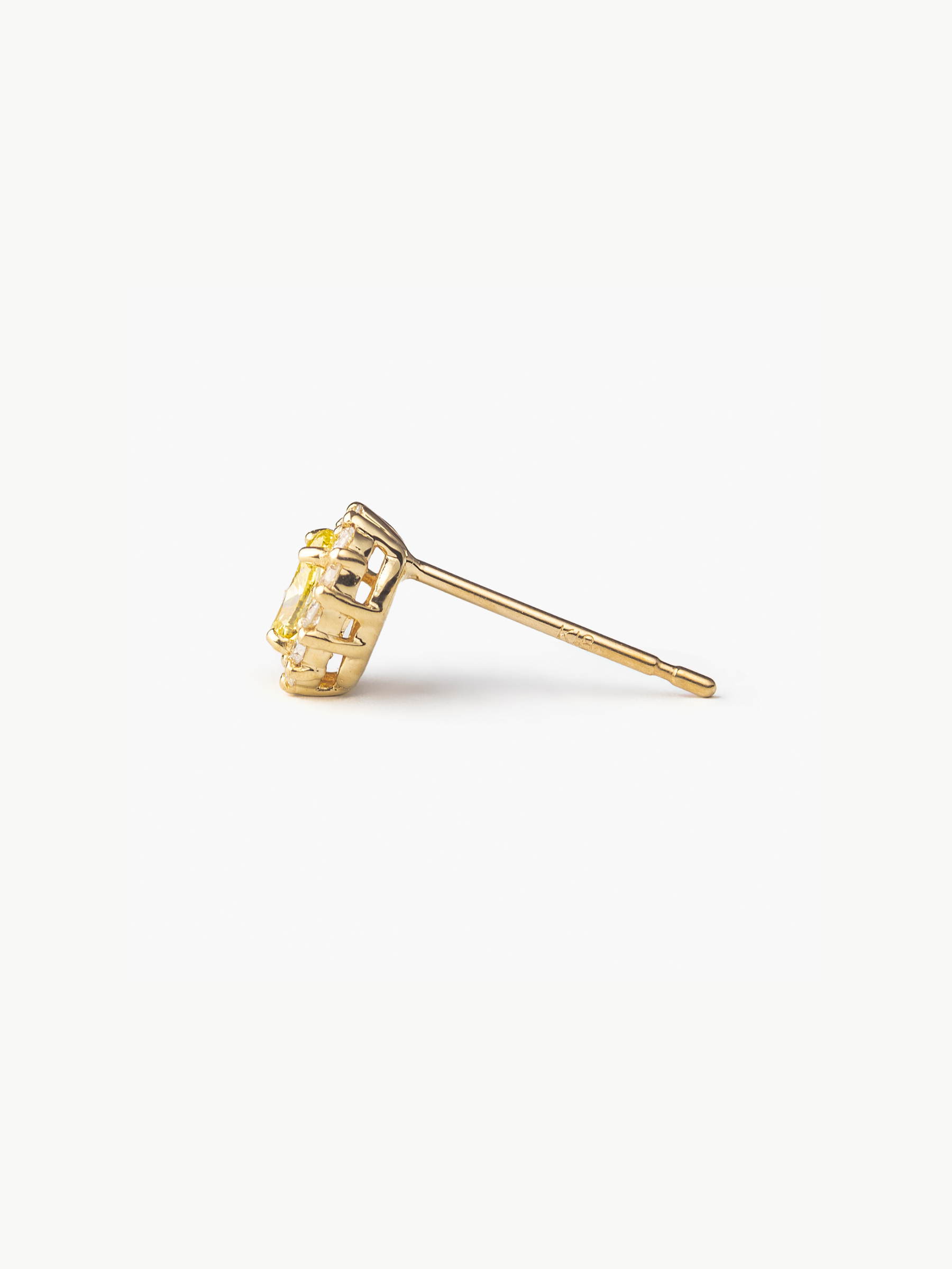 Petit Yellow Lab-Grown Diamond Halo Earrings (pair)の側面画像（イエローラボグロウンダイヤモンドのイヤリング）