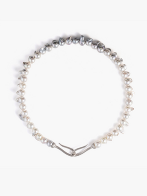 Hug the World Necklace with Akoya Pearls　正面画像（アコヤ真珠のネックレス）