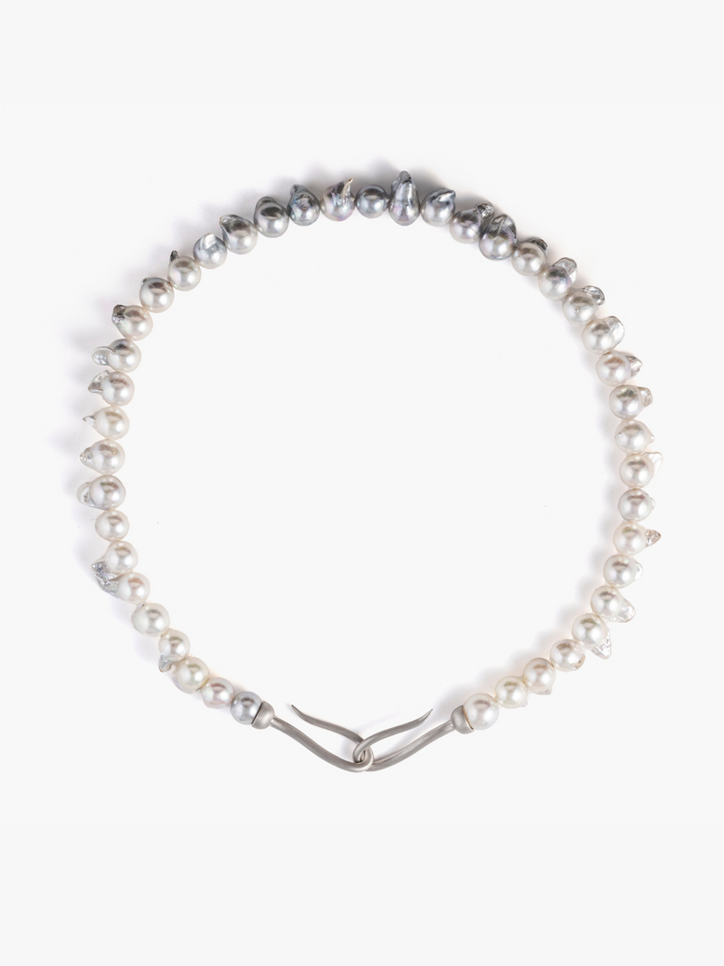 Hug the World Necklace with Akoya Pearls　正面画像（アコヤ真珠のネックレス）