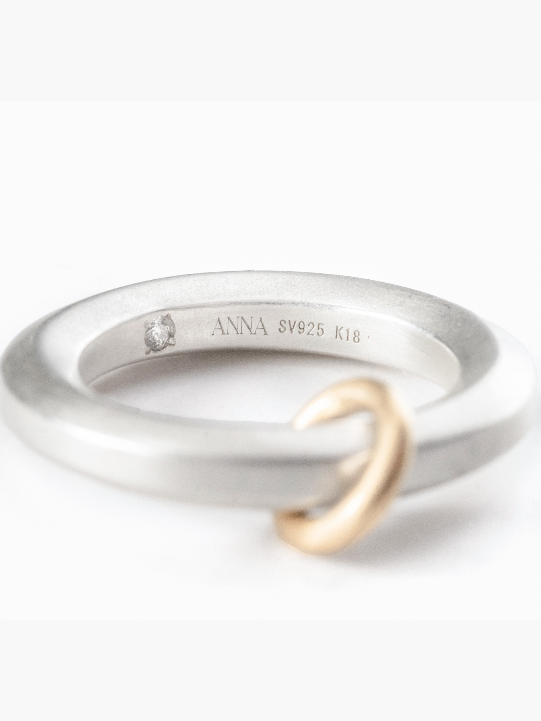 Rokka Ring with Petit Gold "en"アップ画像（ラボグロウンダイヤモンド、都市鉱山由来のSV925、18金イエローゴールド）