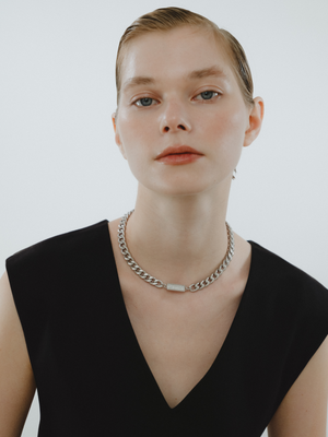 Reshine scratch necklace 30 labgrowndiamondsのモデル着用画像（ラボグロウンダイヤモンドと都市鉱山由来のSV925のネックレス）