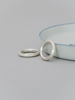 Rokka 1 Row Diamond Ring画像（ラボグロウンダイヤモンドと都市鉱山由来のSV925のリング）