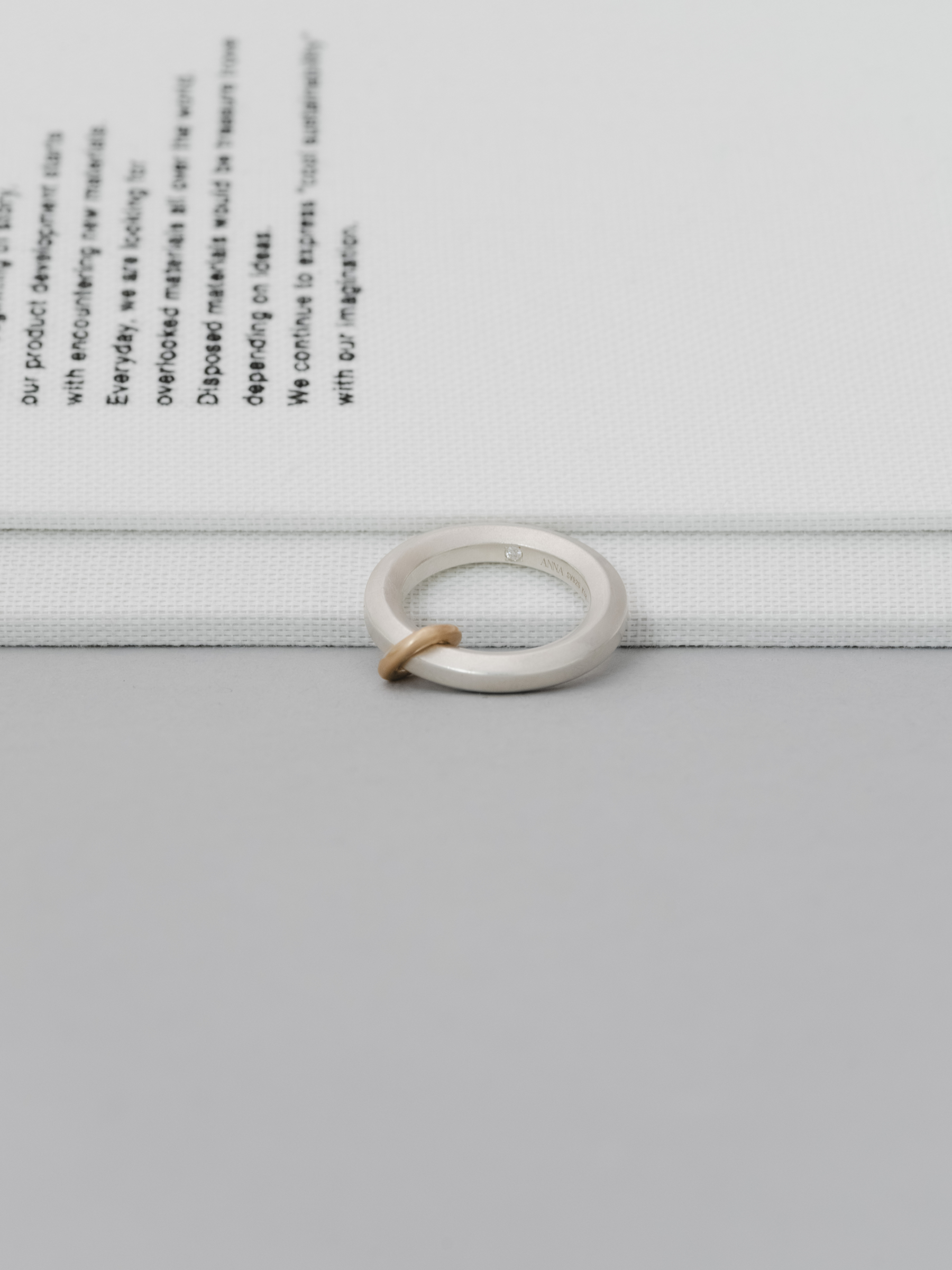 Rokka Ring with Petit Gold "en"（ラボグロウンダイヤモンド、都市鉱山由来のSV925、18金イエローゴールド）
