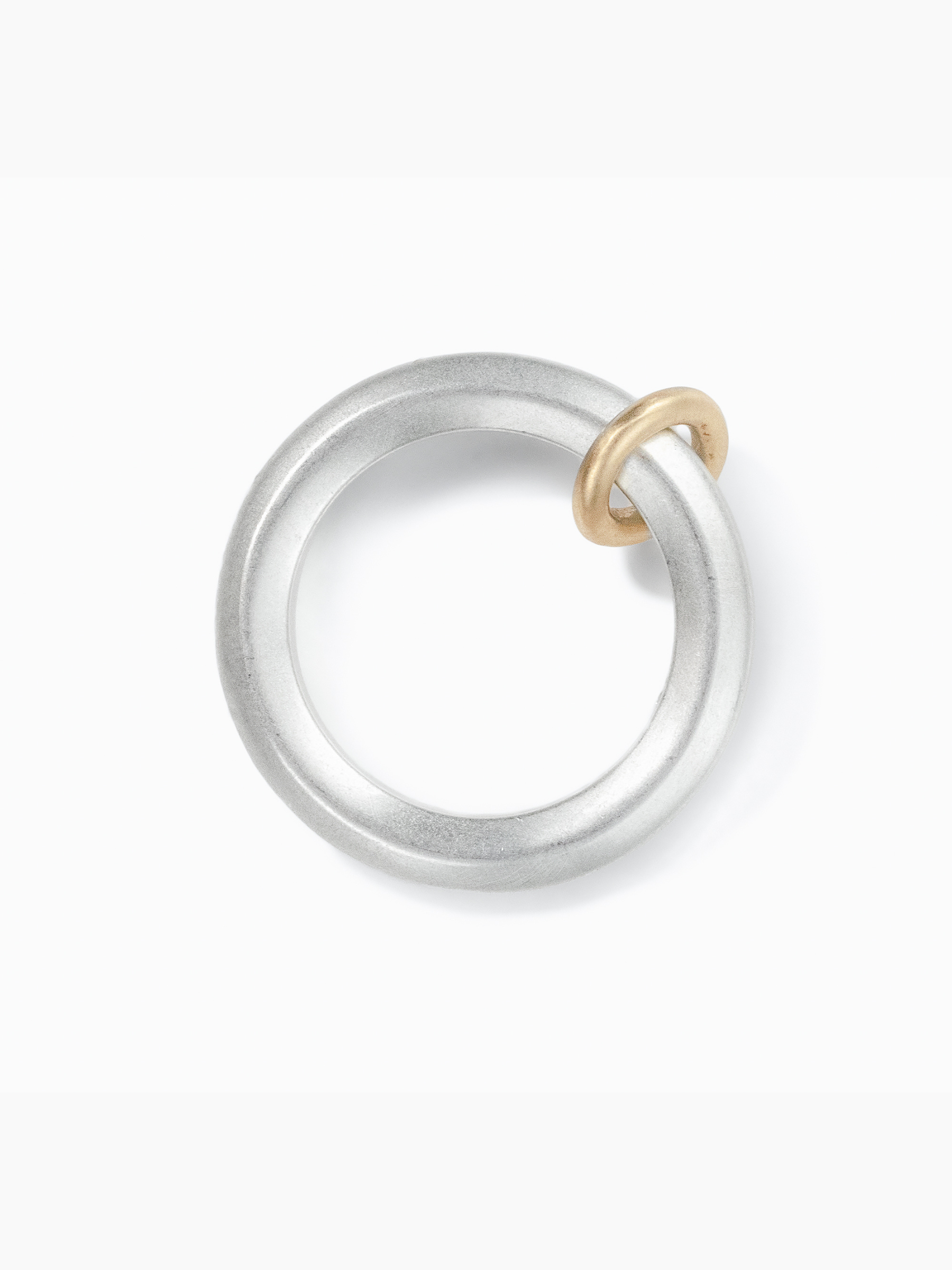 Rokka Ring with Petit Gold "en"側面画像（ラボグロウンダイヤモンド、都市鉱山由来のSV925、18金イエローゴールド）
