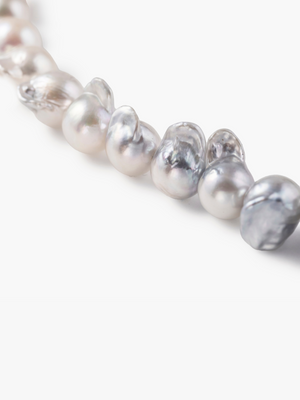 Hug the World Necklace with Akoya Pearls　真珠拡大画像（アコヤ真珠のネックレス）