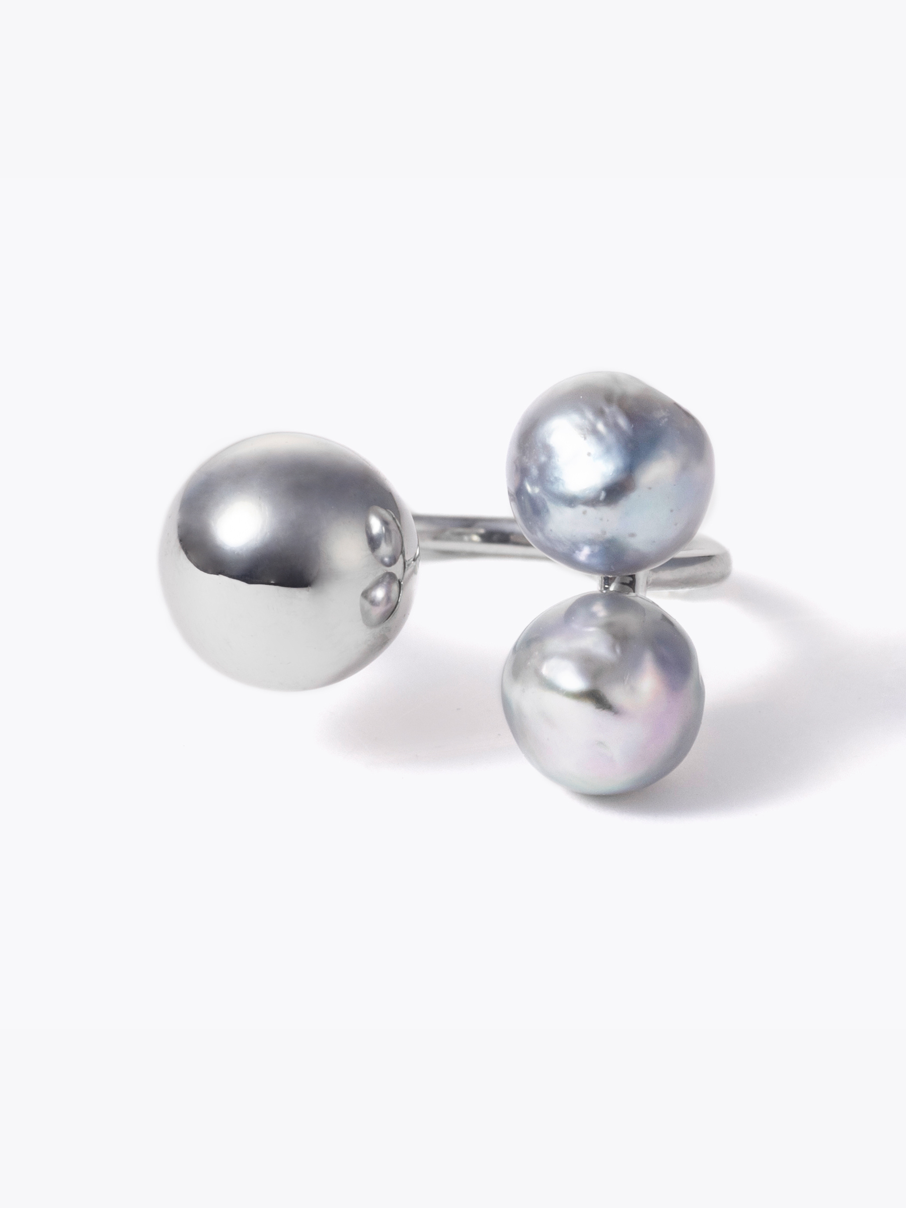 Reshine ball ring natural gray Akoyaの正面画像(都市鉱山由来の真円とアコヤ真珠のリング)