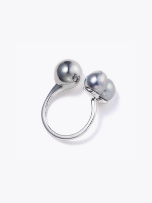  Reshine ball ring natural gray Akoyaの側面画像（都市鉱山由来の真円とアコヤ真珠のリング）
