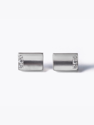 Reshine scratch earrings 6 labgrowndiamonds (Pair)の正面画像（ラボグロウンダイヤモンドと都市鉱山由来のSV925のイヤリング）