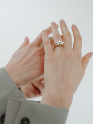 Reshine city ringのモデル着用画像（18KYG、ラボグロウンダイヤモンド、都市鉱山由来のSV925のリング）