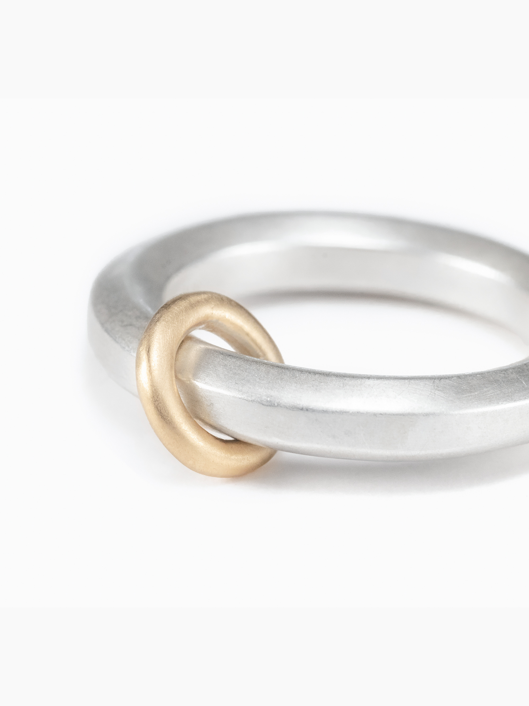 Rokka Ring with Petit Gold "en"拡大画像（ラボグロウンダイヤモンド、都市鉱山由来のSV925、18金イエローゴールド）