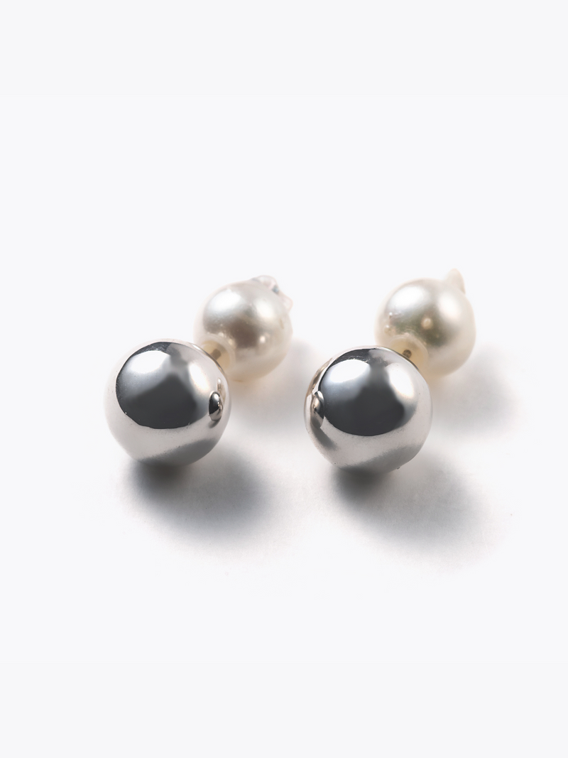 Reshine ball earrings with Akoya (pair)の全体画像（都市鉱山由来の真円とアコヤ真珠のイヤリング）