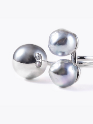  Reshine ball ring natural gray Akoyaの拡大画像（都市鉱山由来の真円とアコヤ真珠のリング）