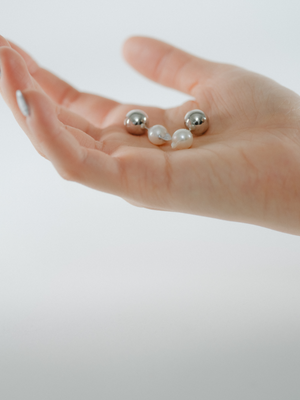 Reshine ball earrings with Akoya (pair)の撮影画像（都市鉱山由来の真円とアコヤ真珠のイヤリング）