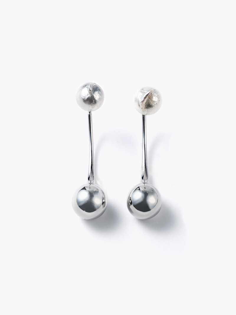 Reshine ball long earrings with Akoya (pair)の全体画像（都市鉱山由来の真円とアコヤ真珠のイヤリング）