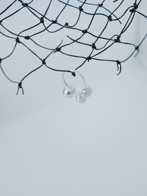  Reshine ball ring natural gray Akoyaの画像（都市鉱山由来の真円とアコヤ真珠のリング）