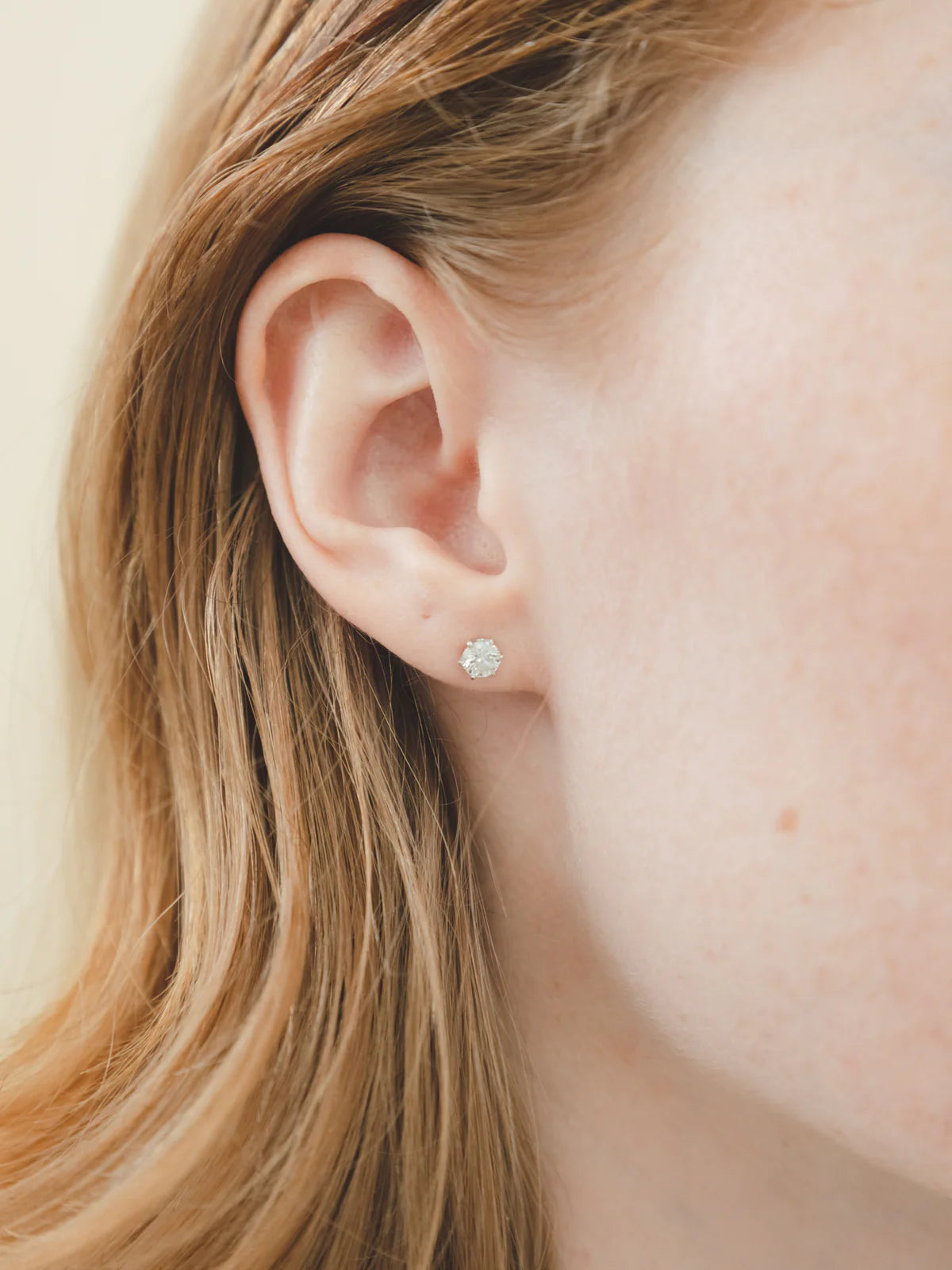 The earrings 0.3ct×2 (total 0.6ct) (pair)18KWGの着用画像（ラボグロウンダイヤモンドのイヤリング）