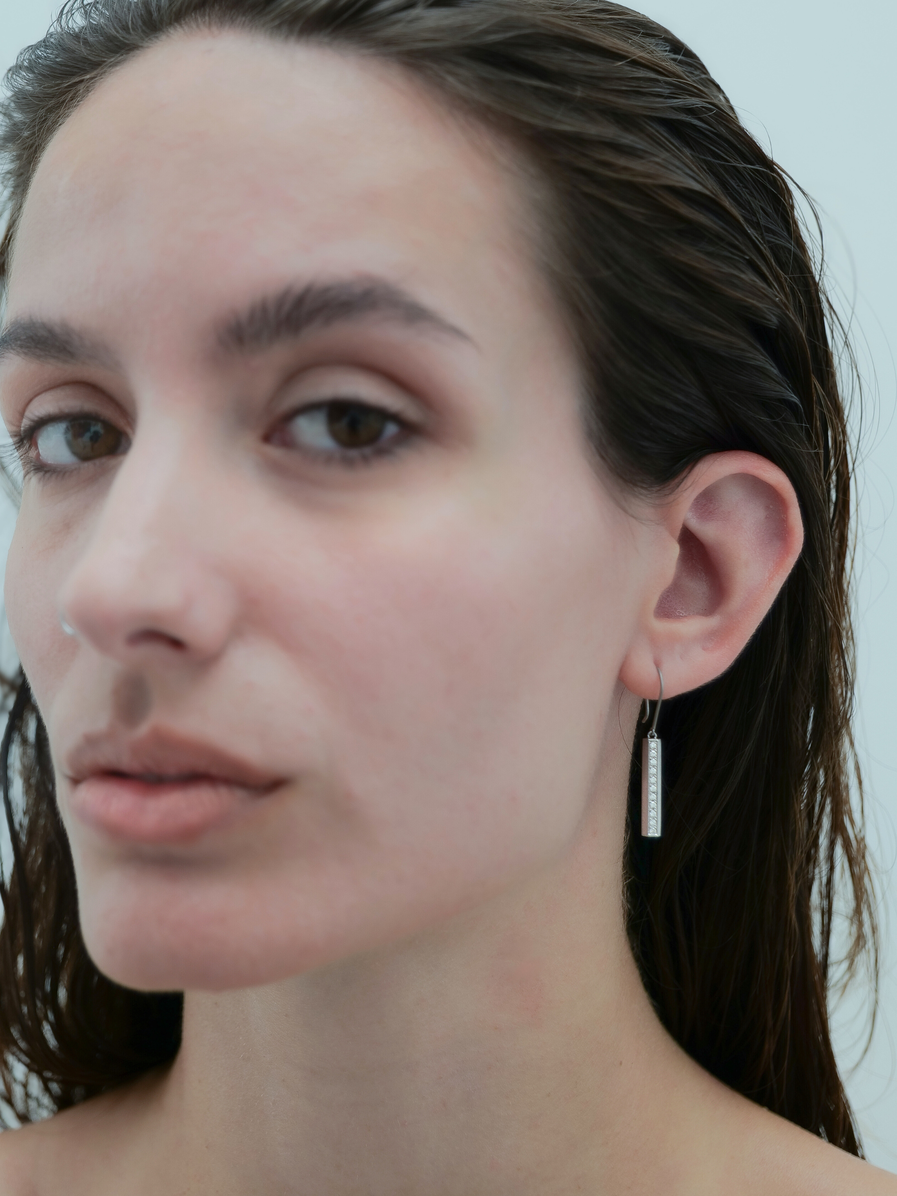 Rokka Chain pierce 着用画像（ラボグロウンダイヤモンドと都市鉱山由来のSV925のピアス）