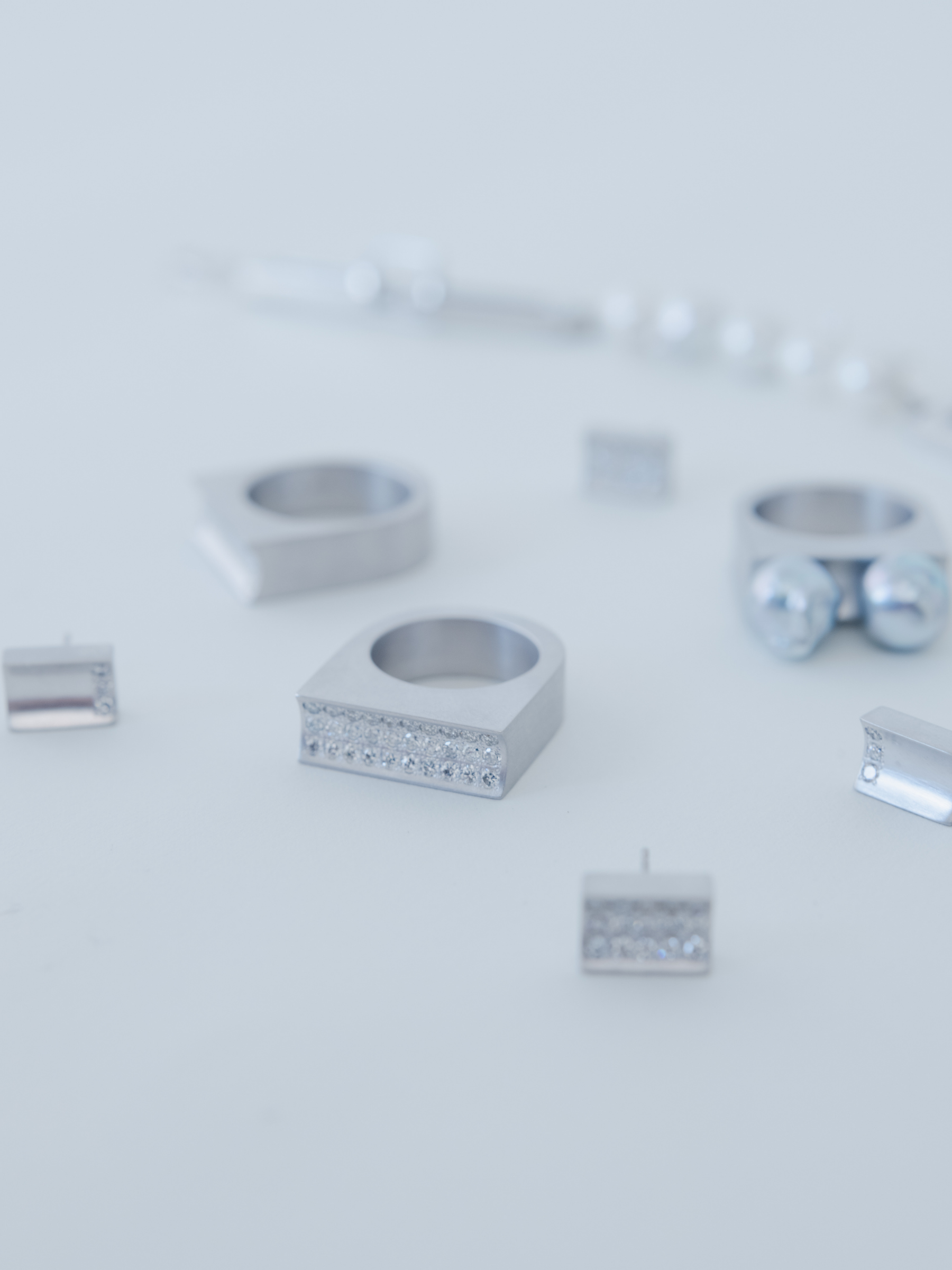 ANNA DIAMONDのSuccesseure Collectionの撮影画像（ラボグロウンダイヤモンドと都市鉱山由来のSV925リング、イヤリング）