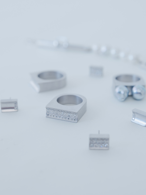 Reshine scratch earrings 6 labgrowndiamonds (Pair)の撮影画像（ラボグロウンダイヤモンドと都市鉱山由来のSV925のイヤリング）