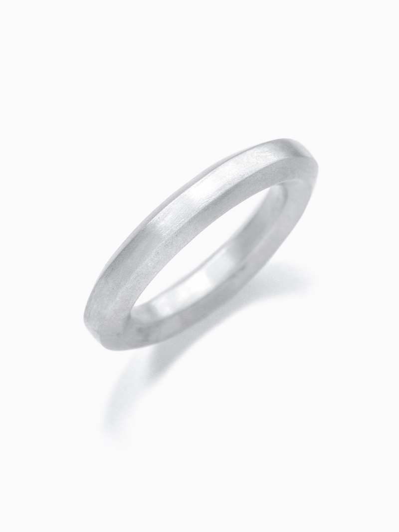 Rokka Plain Ringななめ画像（ラボグロウンダイヤモンド、都市鉱山由来のSV925）