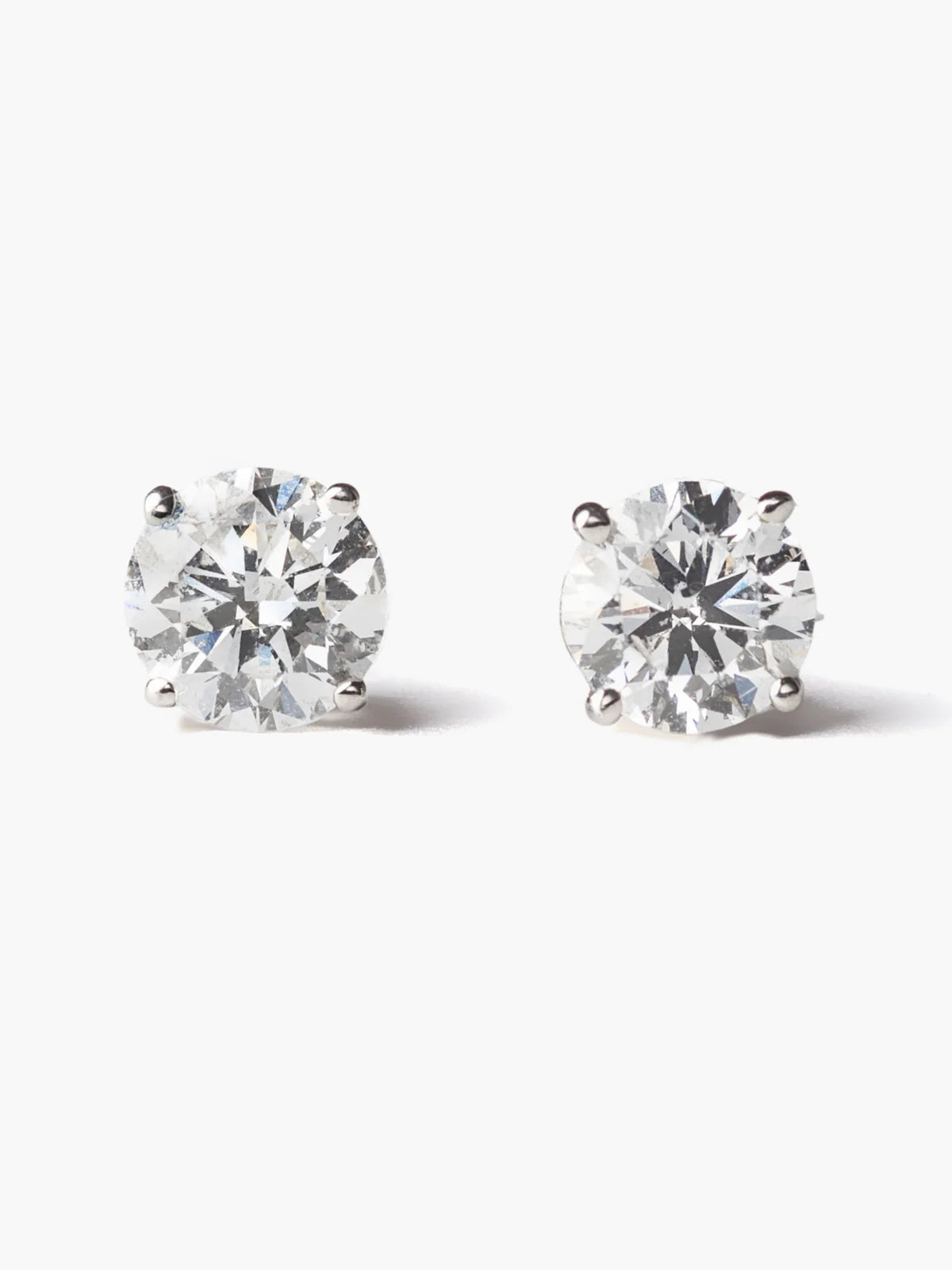 The earrings 0.3ct×2 (total 0.6ct) (pair)18KWGの正面画像（ラボグロウンダイヤモンドのイヤリング）