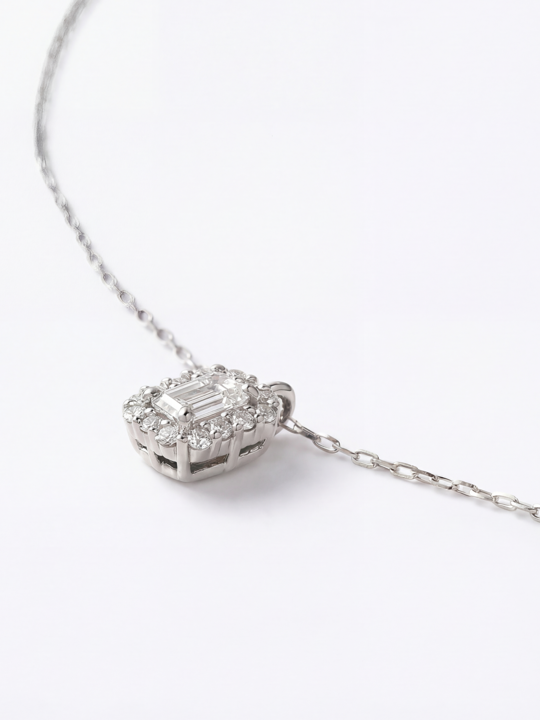 [Lumiere] Petit Halo necklace with Emerald Lab-grown Diamond