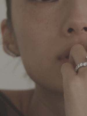 ANNA DIAMONDの[Fluidity of Love]コレクションのモデル着用動画（ラボグロウンダイヤモンドのリング、イヤリング）
