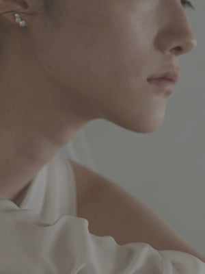 ANNA DIAMONDの[Fluidity of Love]コレクションモデル着用動画（ラボグロウンダイヤモンドのイヤリング、ラボグロウンダイヤモンドのリング）